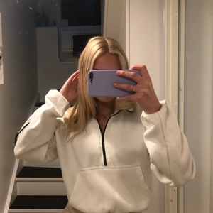 Vintage Hoodie  - Säljer denna fina vita ”hoodie” med dragkedja då den inte kommer till användning mer. Från PLT och använd bara några gånger. Skriv vid intresse 💖