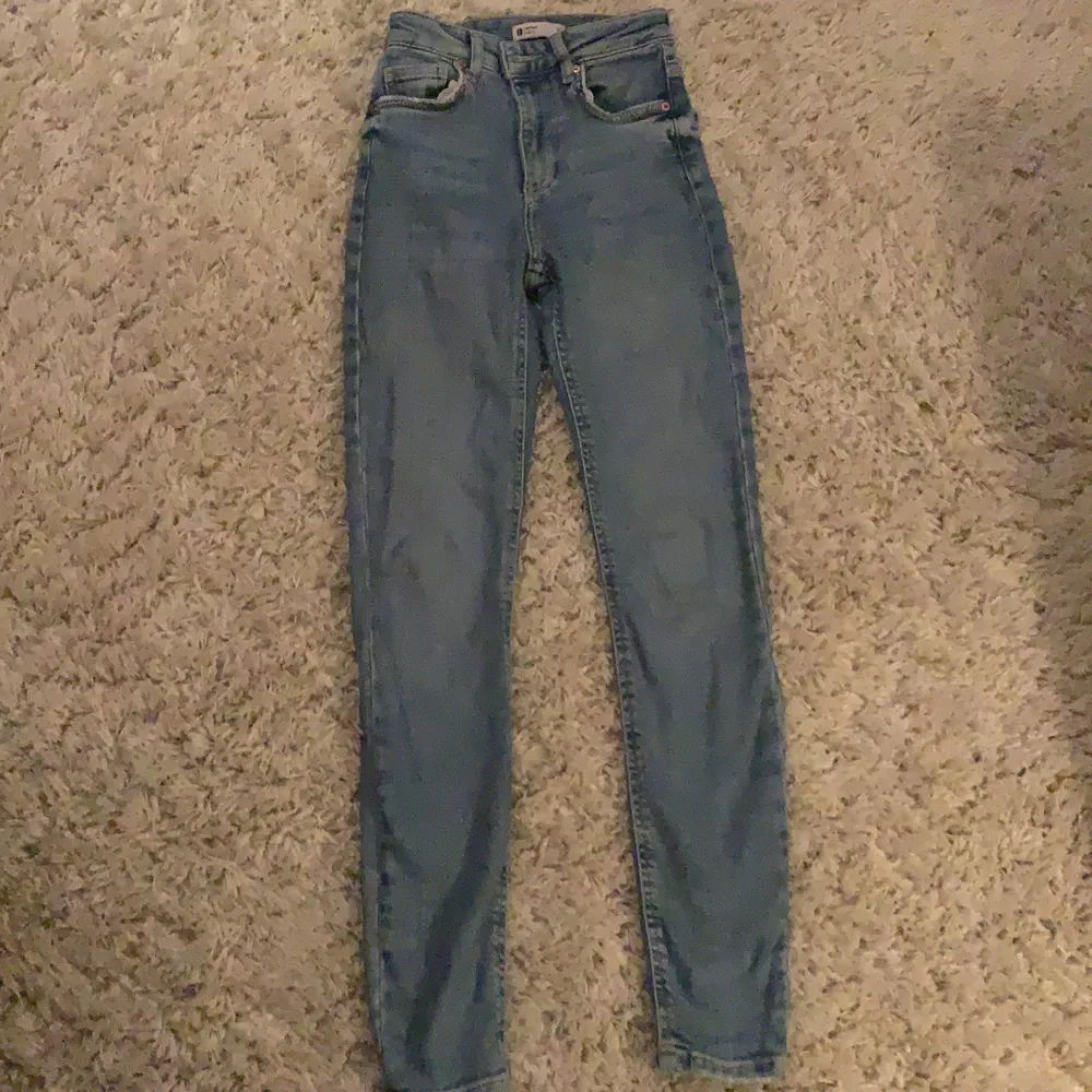 Dessa jeans är i bra skick och har andvänt dem ett antal gånger. . Jeans & Byxor.