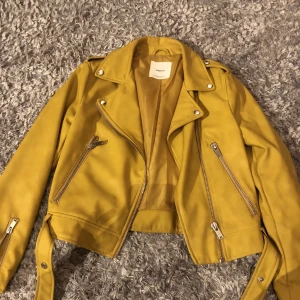 Skinnjacka gul storlek S - En sjukt cool gul skinnjacka från mango i storlek S. Säljer denna då jag använder den för lite än den förtjänar! 