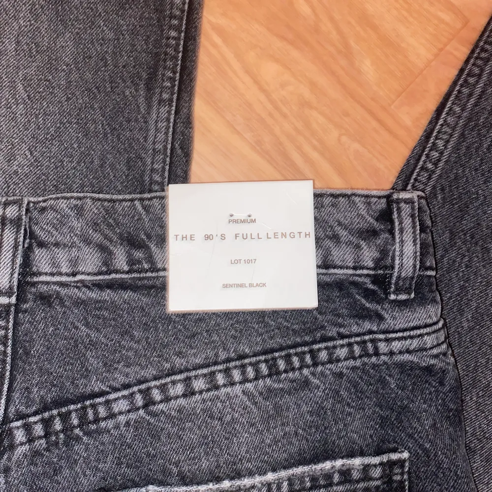 Säljer dessa gråa raka jeans från zara i str 38 då dem var för stora🥶 fick hem dem idag så alla lappar finns kvar och bra skick! Går att klippa egen längd men väldigt långa på mig som är 165 cm⚡️ BUDGIVNING AVSLUTAD. Jeans & Byxor.