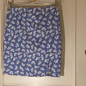 minikjol - liten kjol i elastan med slits i fram,  helt oanvänd och billig kvalitet 