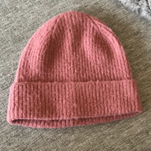 Mössa  - Jättefin mössa, köpte förra vintern men aldrig kommit till användning!!