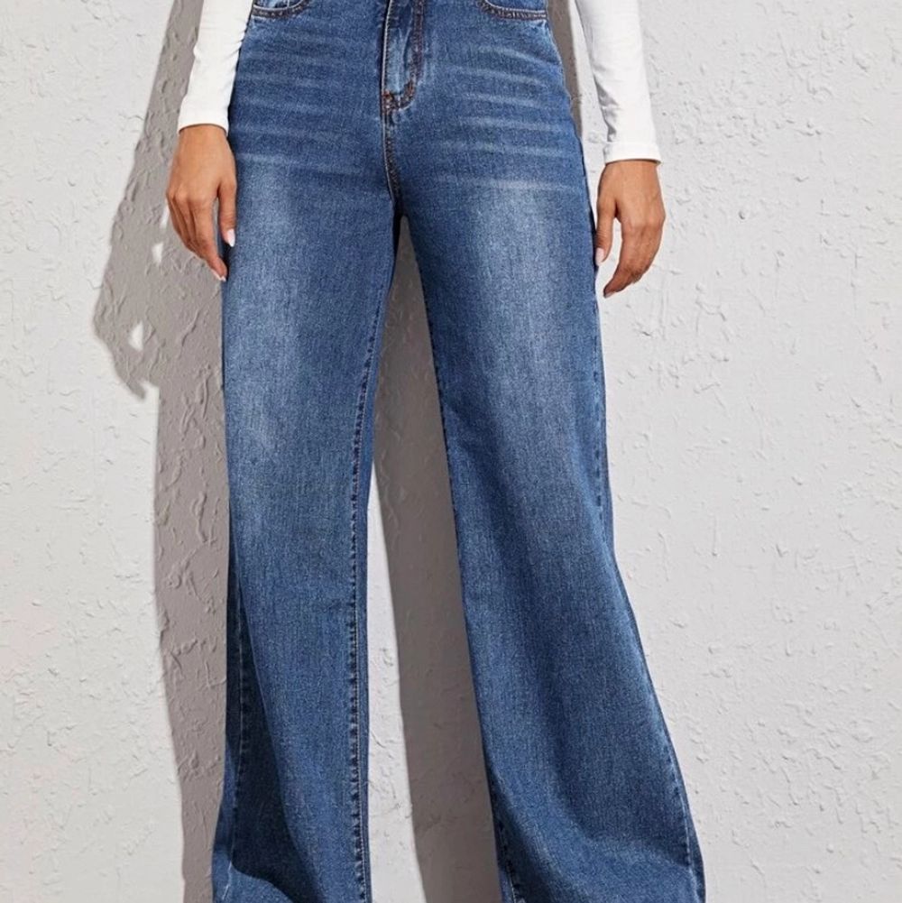 Blåa jättefina och bekväma wideleg jeans. Den har varit använd ett par gånger. Är själv 175 och de når till mina fötter! Köparen står för frakten :) . Jeans & Byxor.