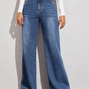 Blå wideleg jeans  - Blåa jättefina och bekväma wideleg jeans. Den har varit använd ett par gånger. Är själv 175 och de når till mina fötter! Köparen står för frakten :) 