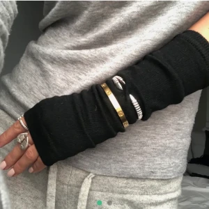 Armvärmare - Köpte för 200kr för en vecka sedan här på Plick (hennes bilder) men passade mig inte riktigt. Aldrig använda då varken jag eller tjejen som sålde dem använt dem!! Se hennes annons i sista bilden ❣️