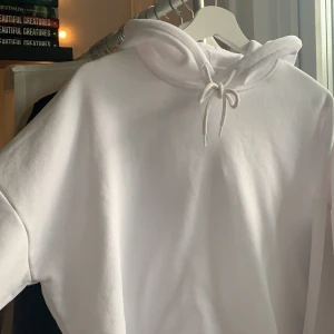 Vit hoodie  - Hoodie från nakd använd enstaka gånger och är i super fint skick, inga fläckar eller defekter. Frakt tillkommer på 33kr ☺️ skriv vid intresse eller frågor 🍃