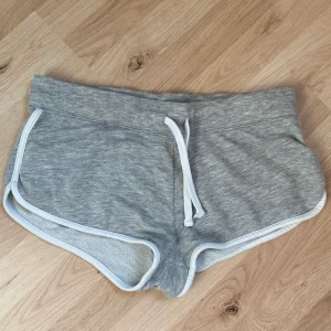 HM - Säljer ett par shorts. Väl använda. Du står för frakten. 
