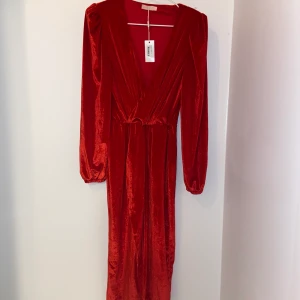 Klänning - Oanvänd klänning från NLY Eve med lapparna fortfarande kvar. Nypris var 399 kr.