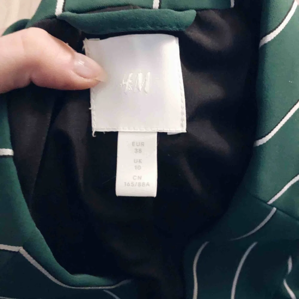 Nästintill oanvänd kostym från H&M. Supersnygg att använda hela setet eller separat. Storlek 38 men passar från 36-40 beroende på hur man vill att den ska sitta💚  Köparen står för frakt 66:- . Kostymer.