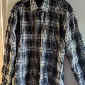 Tunn snygg herr skjorta - Najs lite tunnare skjorta, den är snygg som knytskjorta till jeans ,🤫