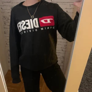 VINTAGE Diesel Swearshirt  - Skön och väldigt snygg Disel tröja som inte kommer till användning, bra skick, sitter löst pssar dem som är XS-M skulle jag säga