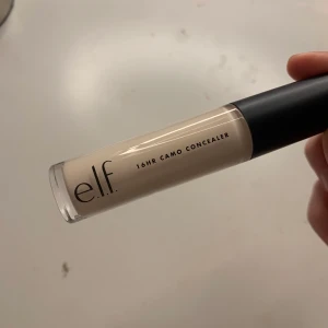 elf concealer  - endast testad/använd en gång men den var alldeles för ljus för mig. Färgen är Fair warm och har en gul/mer neutral underton. Täcker asbra och är superbra, kan dock inte använda den och därför försöker jag sälja den. Förpackningen har jag tyvärr slängt men concealern är liksom nästintill ny✨ nypris: 115kr 
