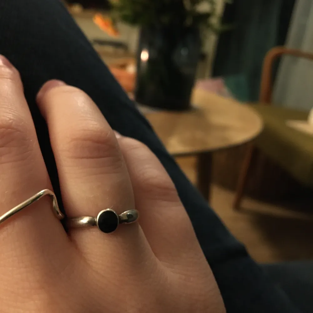 Ring i äkta silver med 925-stämpel, svart sten. Frakt ingår 💕  18 mm i diameter. . Accessoarer.