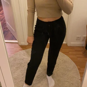 Sköna svarta, tunna kostymbyxor☺️😗 - Ett par tunna och extremt sköna kostymbyxor med fickor där fram. Aldrig använda❗️❗️❗️💗