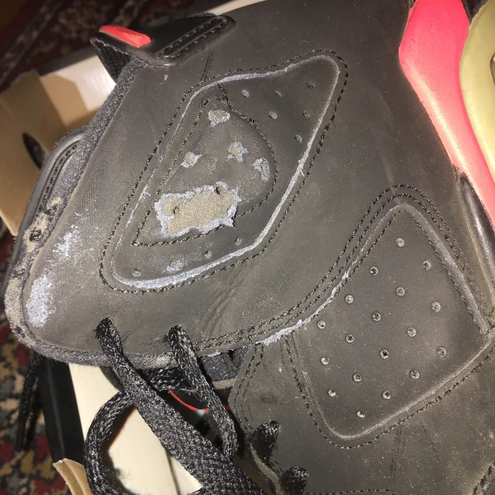 Air Jordan 6 Infrared storlek 39. Köptes på Flightclub år 2017. Använda men inte för mycket, bara på sistone har jag skejtat en del i dom. Tar bra hand om mina skor så dom är i använt, bra skick. Gör såklart rent dom innan försäljning.. Skor.