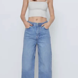Zara jeans - Säljer mina jeans från zara i modellen ZW PREMIUM NOKI i färgen misty blue. Slutsålda på Zaras hemsida och jag säljer då jag har för många jeans😢
