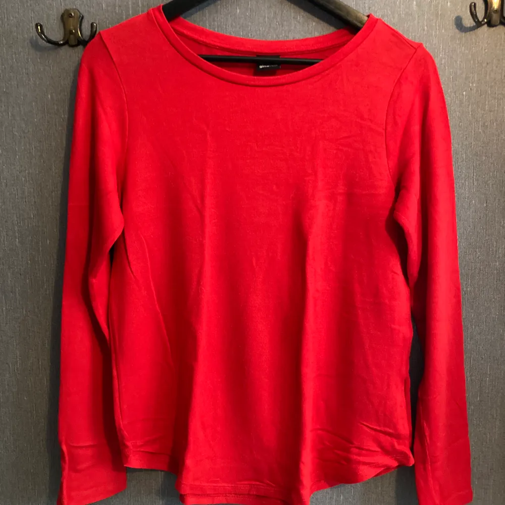 Röd tröja från Gina tricot, fint skick. . Tröjor & Koftor.