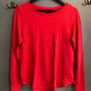 Röd tröja från Gina tricot, fint skick. 