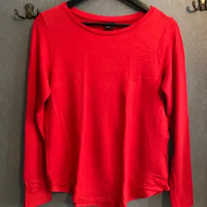 Röd tröja från Gina tricot, fint skick. 