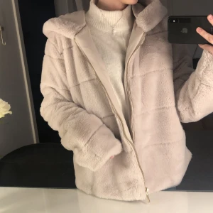 Päls jacka  - En beige/ kräm vit päls jacka (inte äkta päls) super skön och varm, från Only men sällan använd, storlek S