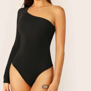 One shoulder body❄️ - Säljer denna nya Body! Va ej i min stil så säljs vidare!💗