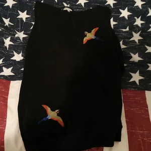 Axel arigato hoodie  - Säljer nu min underbara tröja axel arigato är i fin skick knappast använd inga skador. Storleken är S men MÄRKET arigato är stora storlekar så M IGENTLIGEN MYSIG SNYGG HOODIE