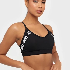 Sport bh - Säljer nu denna jätte fina sport bh från nike. Endast använd en handfull gånger då den är för liten för mig. Nypris 379kr. 