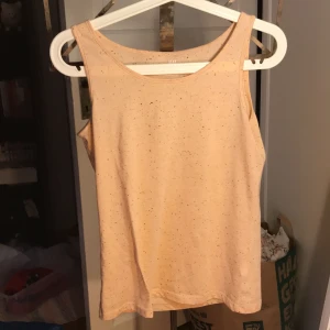 Hm linne - Ett lite beigerosa aktigt linne från hm. Barnstorlek 170 o aldrig använt så i nyskick. Frakt tillkommer.