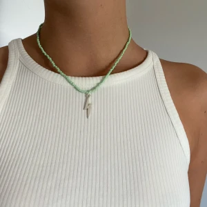 Halsband pärlor  - Handgjort halsband!                                                                Halsbandet är justerbart och priset är inklusive frakt.            Följ mina.smycken på instagram för mer! ⚡️⚡️🧚🏻