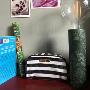 Victoria’s Secret Necessär  - Gammal necessär som jag inte har användning för längre. Kan också användas som pennskrin 🌸🌿✌🏻 Du står för frakt