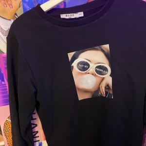 Nakd sweatshirt  - Säljer en jättefin sweatshirt med ett tryck där fram. Denna är slutsåld på Nakd.stl XS