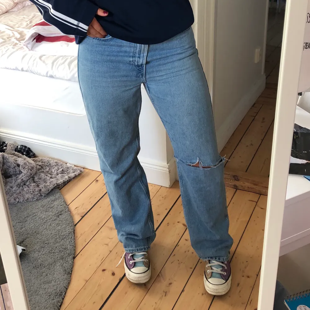 Säljer mina row jeans från Weekday i storlek 30/30. Hålet har jag gjort själv. Är 164 cm. Jeans & Byxor.