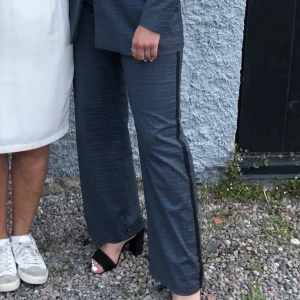 Kostymbyxor Gestuz  - skit snygga utsvängda kostymbyxor från Gestuz, slutsålda och nypris 2000kr, matchande blazer finns:)) 