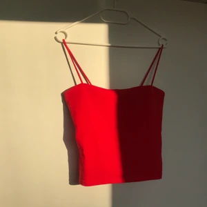 Crop top i 90-tals stil - Röd crop top med smala axelband. Ger snygga och trendiga 90-talsvibbar. Toppen är fodrad upptill. Figurnära passform. Bra skick🌼 Frakt 22kr.