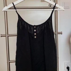 Luftigt linne - Luftigt linne med guldknappar!