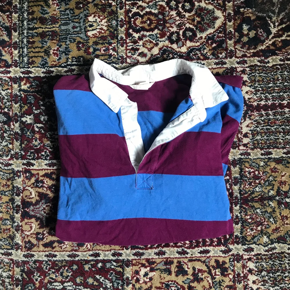 En supersöt randig piké aktig tröja köpt på hm för flera år sedan ✨ frakt står köparn för annars möts jag up . Tröjor & Koftor.