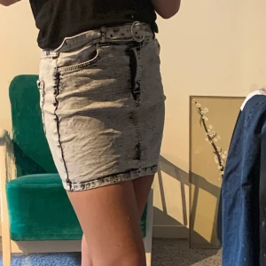 Kjol från bershka strl 36 - Aldrig använd kjol från bershka, är väldigt stretchig i materialet. Pris gäller utan frakt!