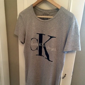  - Säljer min omtyckta *loose fit* Calvin Klein t-shirt då jag anser att den blivit för stor. Är dock väldigt små i storlekarna (passar M bra) men i mycket bra skick! 