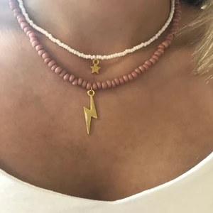 Halsband med guldberlocker - Släpper nya lite höstigare halsband idag med gulddetaljer! Det vita kostar 59 och de andra 69(inklusive frakt) skriv privat om du vill köpa eller har frågor!💞💞💞