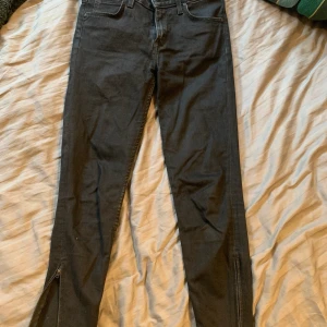 Ankellånga Lee jeans strl 27/31 - Lee jeans som är ankellånga med dragkedje detalj på sidan av benet modell scarlett cropped. Pris gäller utan frakt!