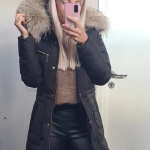 Hollies storlek 32/34 - Hollies i nyskick. Köpt för nästan 5000 kr.  Knappt använd. Storleken är 32 men passar även 34