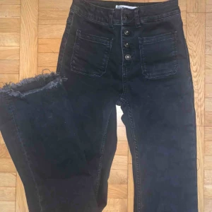  - Svarta flare jeans från Zara. Knappt använda. Slitna i benen. Färgen är lite ljus svart. Högmidjade. Har ej bild på. 