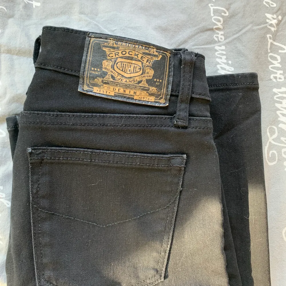 Svarta utsvängda jeans från crocker. Lågmidjade, 31 i längden och 25 i midjan. 130kr med frakt. Jeans & Byxor.