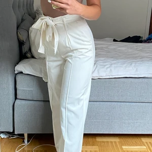 Kostymbyxor - Såå fina kostymbyxor som knappt är använda. Vida ben, högmidjade med rosett i midjan🤩 Köparen står för frakten 