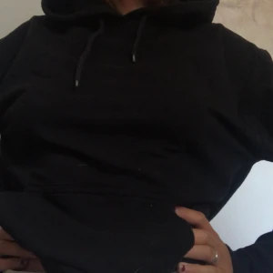 Svart hoodie - Svart hoodie från carlings egna märke. Perfekt till hösten! 