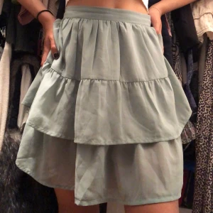 Grön kjol från Creamie - Säljer min super söta kjol från creamie eftersom jag behöver pengar, super skönt material och man kan ställa in olika storlekar i midjan!🤍