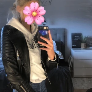 Skinnjacka  - Skinnjacka från chiquelle💖 säljs pågrund av att den ej kommer till användning längre. ✨699kr i nypris✨ tyget inuti jackan har spräckts därav mitt pris, men inget som syns eller känns av när man bär den💖 frakt tillkommer✨