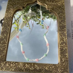 Halsband  - Gulligt pärlhalsband med stjärnor!⭐️