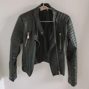 Skinnjacka/moto jacket  - Chiquelles Moto jacket i svart och silver. Nypriset är 699 kr. Fuskläder! Knappt använd. Storlek 38