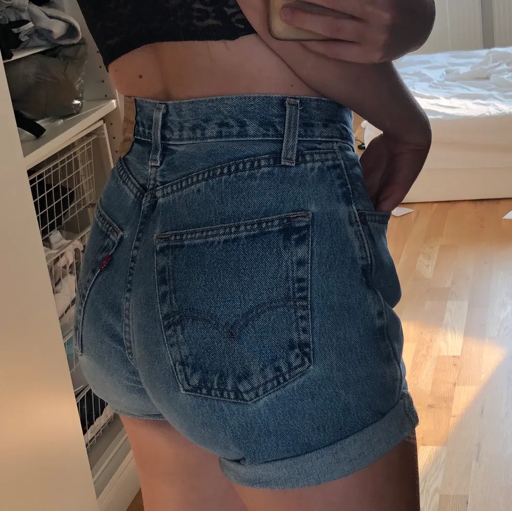 Levis shorts i fint skick, inga skador. Avklippta från jeans, skitsnygga men sitter lite för tajt för min smak. Storlek syns inte men jag har vanligtvis 36 i jeans. . Shorts.